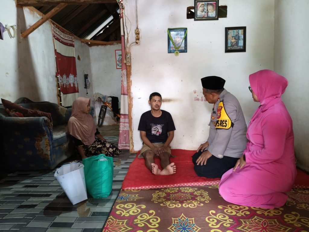 Sambangi Warga Kampung Beringin Jaya, Kapolres Way Kanan Salurkan Bansos dan Sosialisasi Layanan Call Center 110 Polri