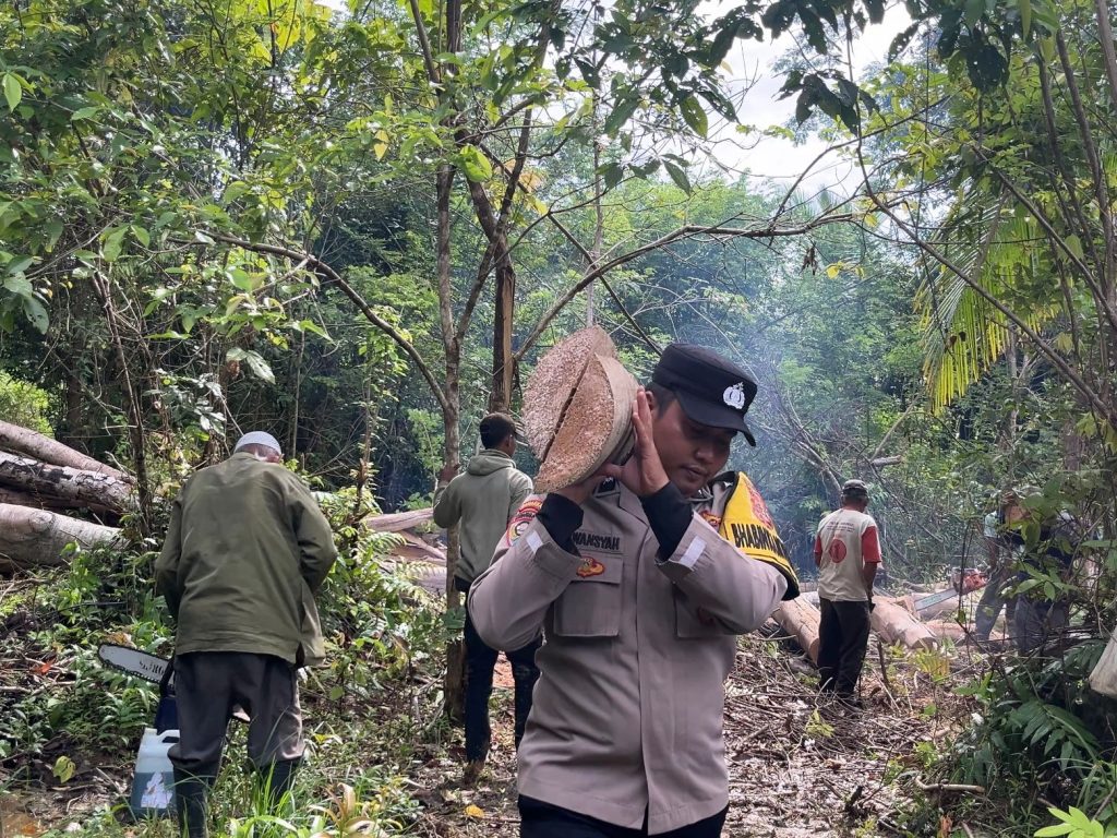 KEGIATAN GOTONG ROYONG PERBAIKAN JALAN OLEH PERSONEL POSPOL MARGA BELIMBING