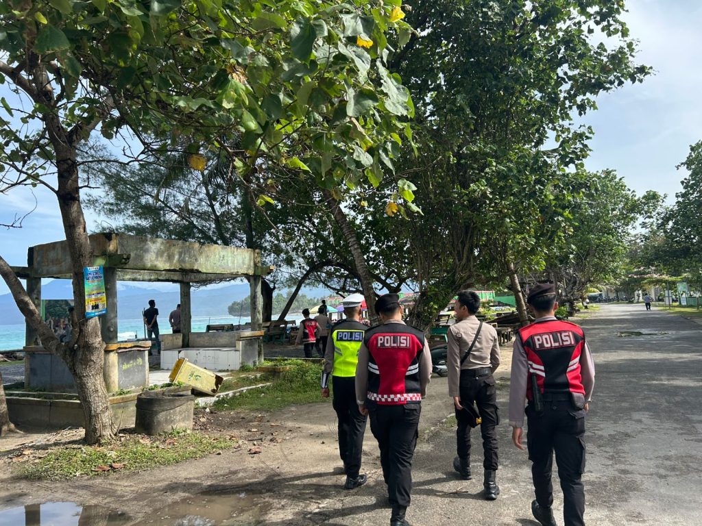 POLRES PESISIR BARAT BERIKAN IMBAUAN DEMI KESELAMATAN PENGUNJUNG WISATA PANTAI