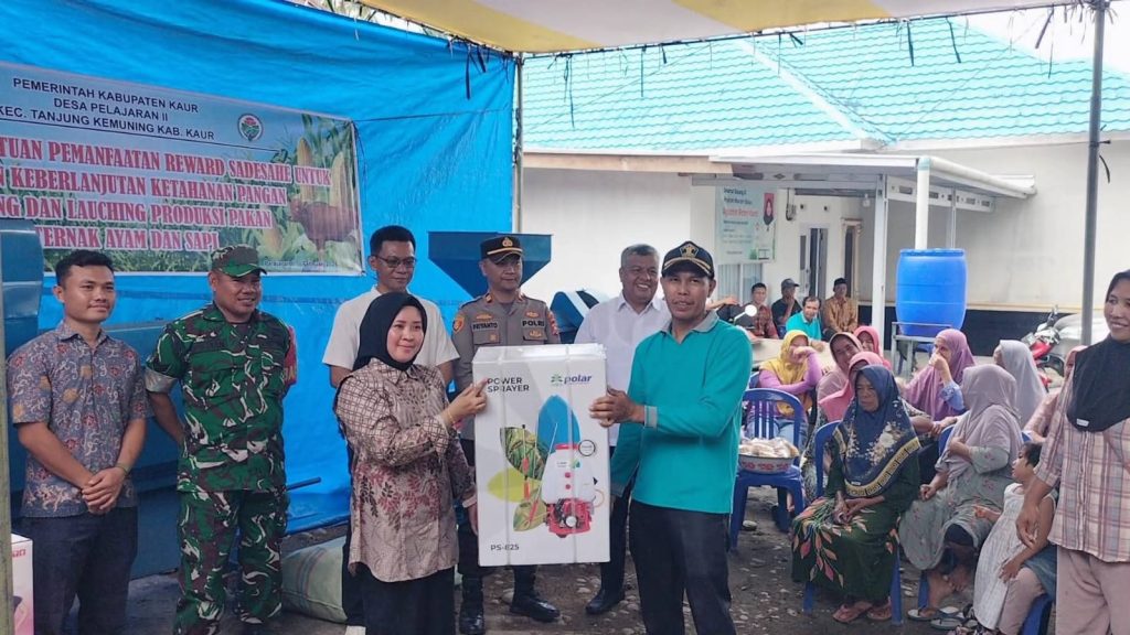 Pembagian Reward SADESAHE Kepada Masyarakat Desa Pelajaran 2