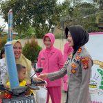 KAPOLRES PESISIR BARAT BERSAMA BHAYANGKARI BAGIKAN TAKJIL KEPADA MASYARAKAT