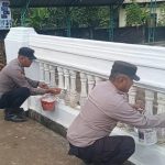 Sambut Bulan Suci Ramadhan 1447 H, Polsek Kasui Bantu Warga Bersihkan dan Cat Pagar di Masjid Al Iman