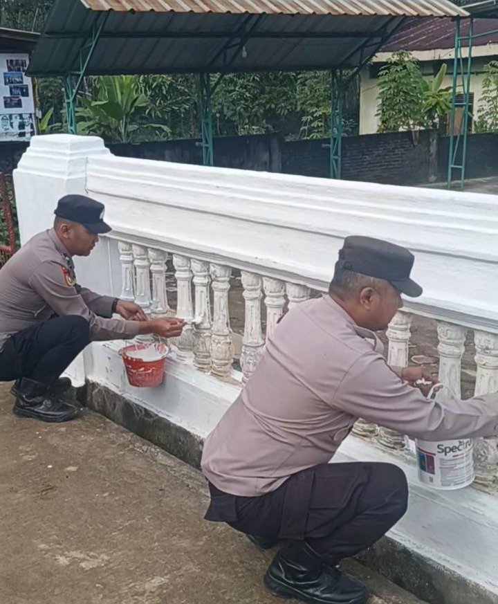 Sambut Bulan Suci Ramadhan 1447 H, Polsek Kasui Bantu Warga Bersihkan dan Cat Pagar di Masjid Al Iman