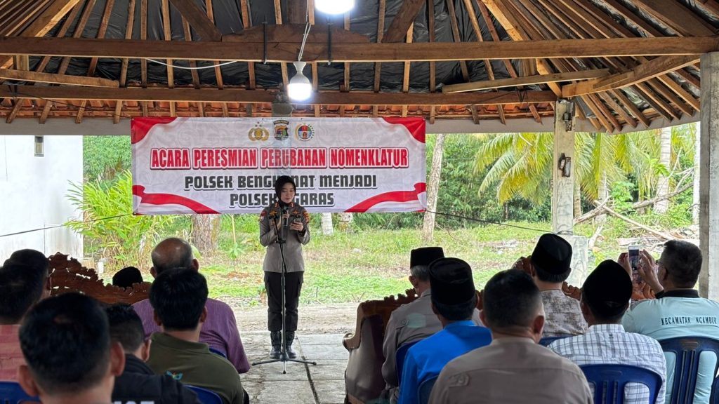 KAPOLRES PESISIR BARAT PIMPIN PENGUKUHAN PERUBAHAN NOMENKLATUR POLSEK BENGKUNAT MENJADI POLSEK NGARAS