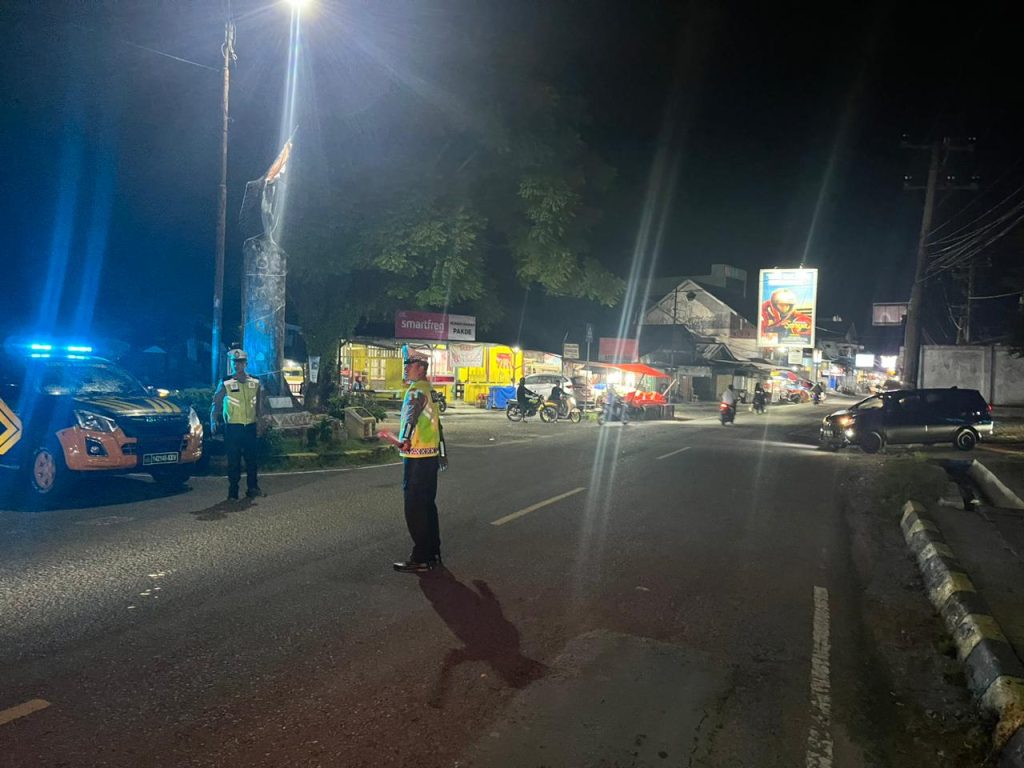 SATLANTAS POLRES PESISIR BARAT HADIR DI MALAM RAMADHAN, PASTIKAN ARUS LALU LINTAS LANCAR SAAT WARGA BERIBADAH