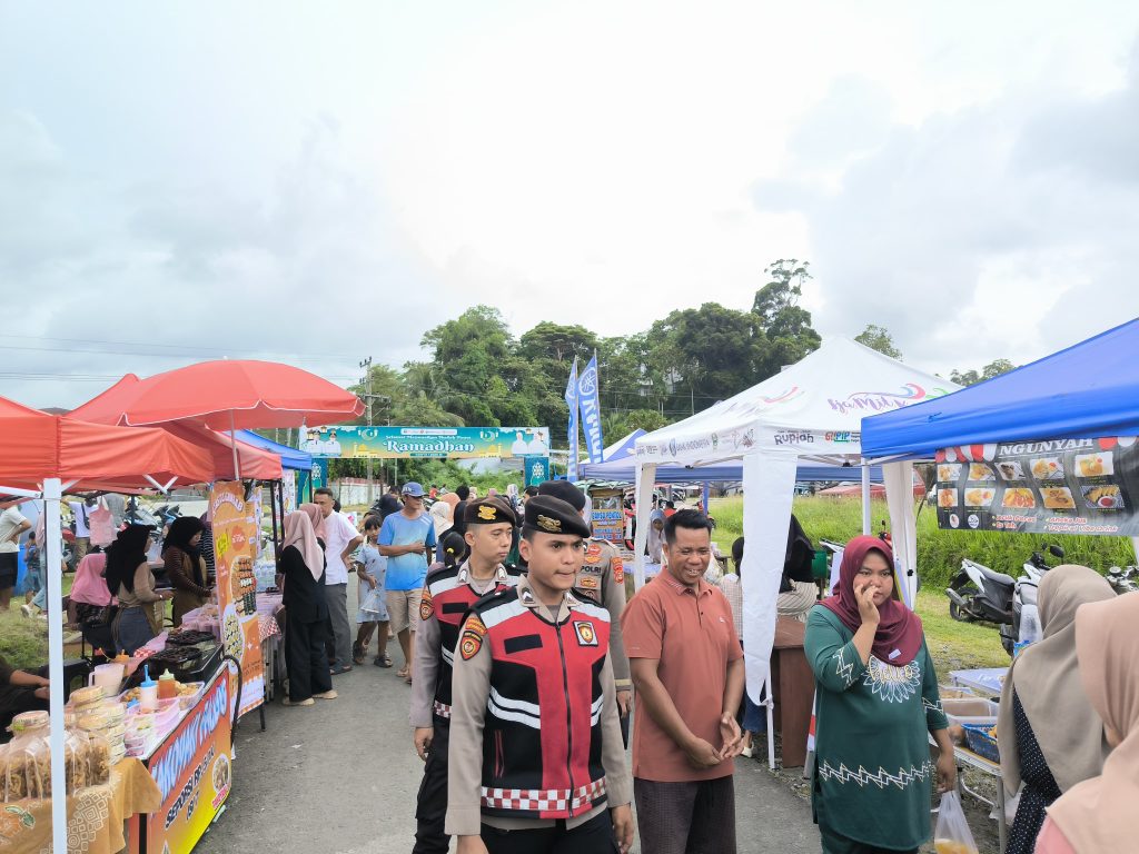 RAMADHAN AMAN DAN NYAMAN, POLRES PESISIR BARAT GELAR PENGAMANAN DI BAZAR TAKJIL