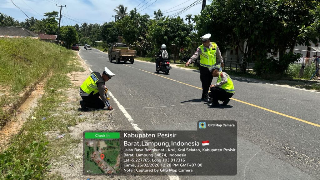 SATLANTAS POLRES PESISIR BARAT TANGANI LAKA LANTAS DI JALINBAR SUKA JADI KRUI SELATAN