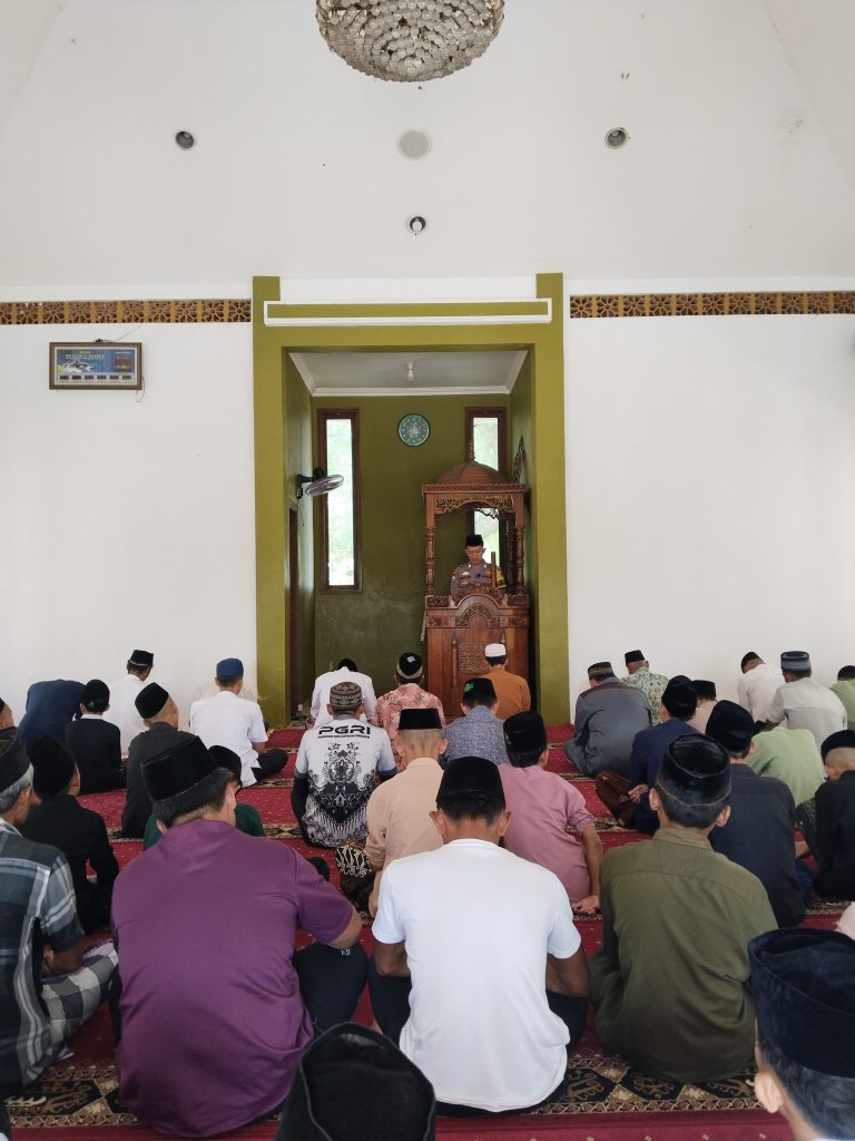 BHABINKAMTIBMAS POLSEK NGARAS POLRES PESISIR BARAT , SAMPAIKANPESAN KAMTIBMAS RAMADHAN MELALUI KHOTBAH SAAT MELAKUKAN IBADAH SHALAT JUMAT