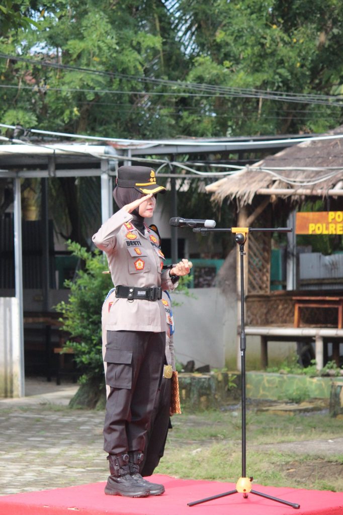 KAPOLRES PESISIR BARAT PIMPIN UPACARA SERTIJAB PS KASIPROPAM, KASATPOLAIRUD DAN KASIWAS