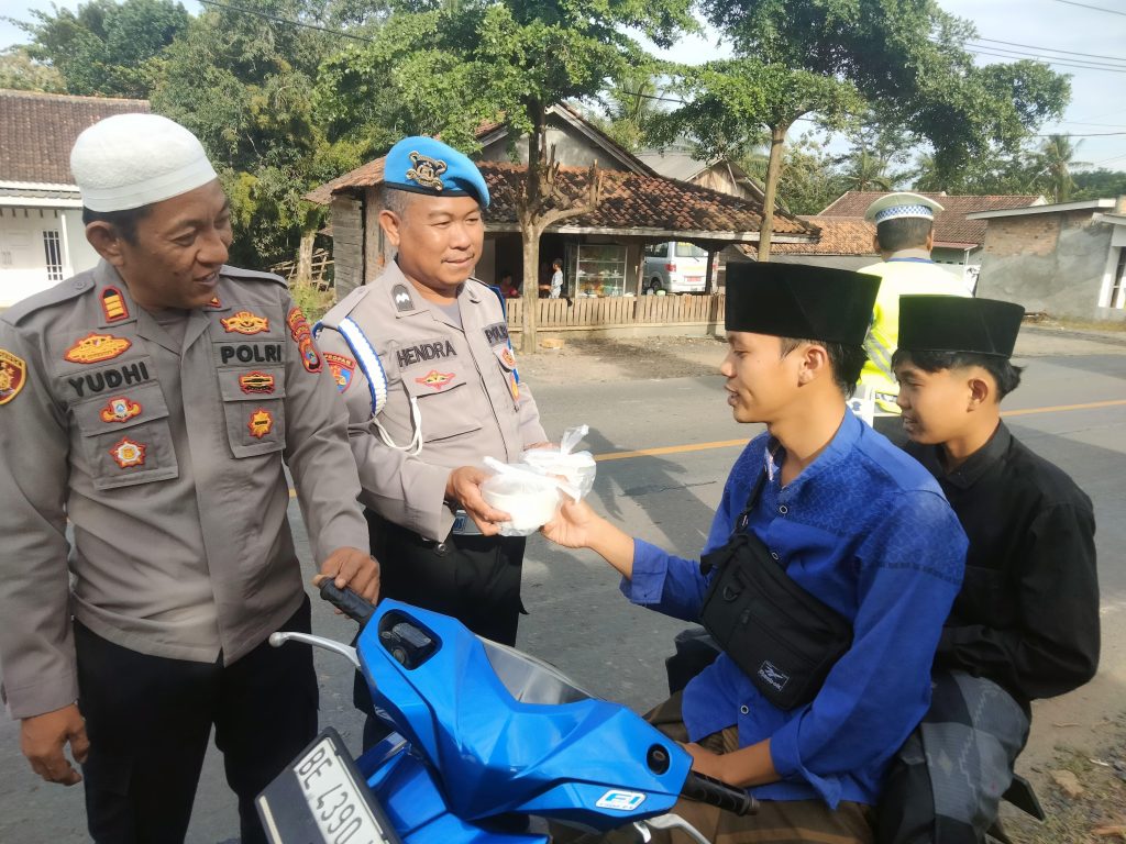 Semangat di Bulan Ramadhan 1447 H, Kapolsek Umpu Semenguk Bersama Anggota Bagikan Takjil Gratis