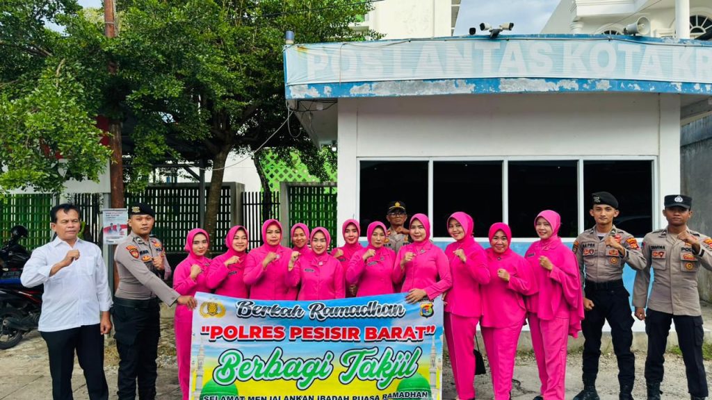 POLRES PESISIR BARAT BAGIKAN TAKJIL KEPADA MASYARAKAT DI BULAN SUCI RAMADHAN 1447 H