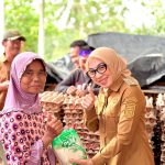 Jaga Inflasi Daerah, Bupati Ayu Buka Pasar Murah di Kampung Kota Way Kasui