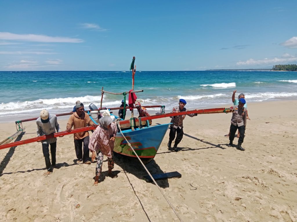 SAT POLAIR POLRES PESISIR BARAT LAKSANAKAN PATROLI PERAIRAN DALAM ANTISIPASI CUACA KURANG BAIK SAAT BULAN RAMADHAN
