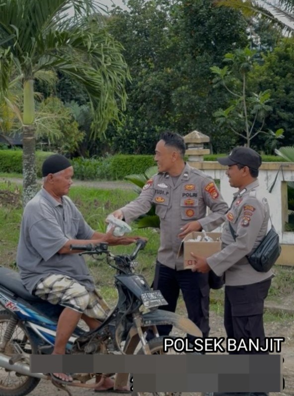 Polsek Banjit Bagikan Takjil di Bulan Ramadhan 1447 H