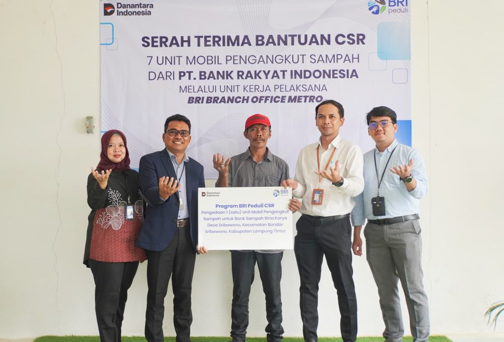 BRI Peduli Salurkan Mobil Pengangkut Sampah Untuk Bank Sampah Bina Karya Sribawono