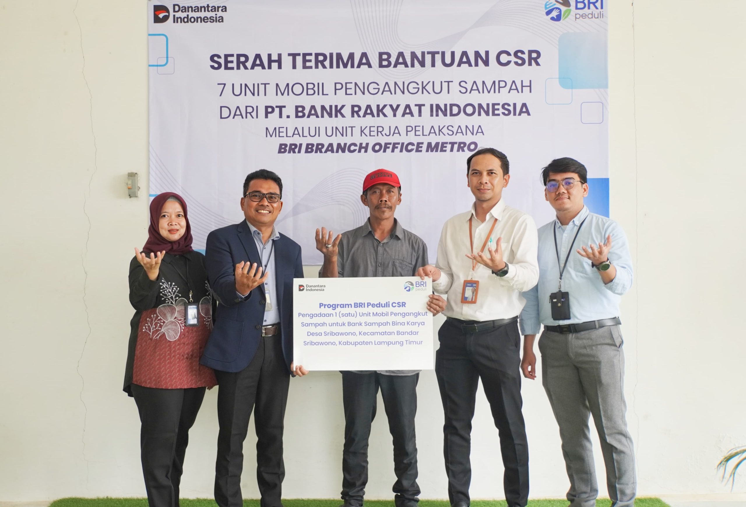 BRI Peduli Salurkan Mobil Pengangkut Sampah Untuk Bank Sampah Bina ...