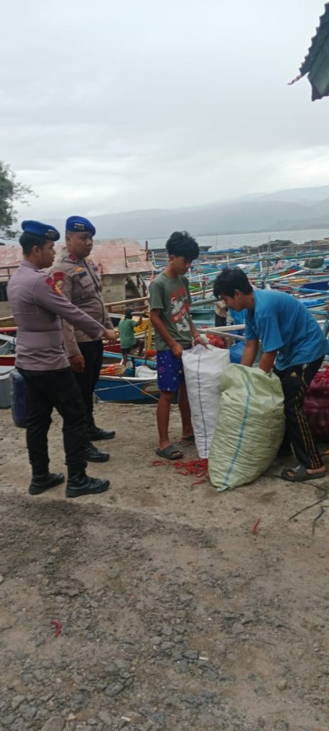 SAT POLAIRUD POLRES PESISIR BARAT BERIKAN IMBAUAN KESELAMATAN KEPADA NELAYAN DI PELABUHAN KUALA STABAS