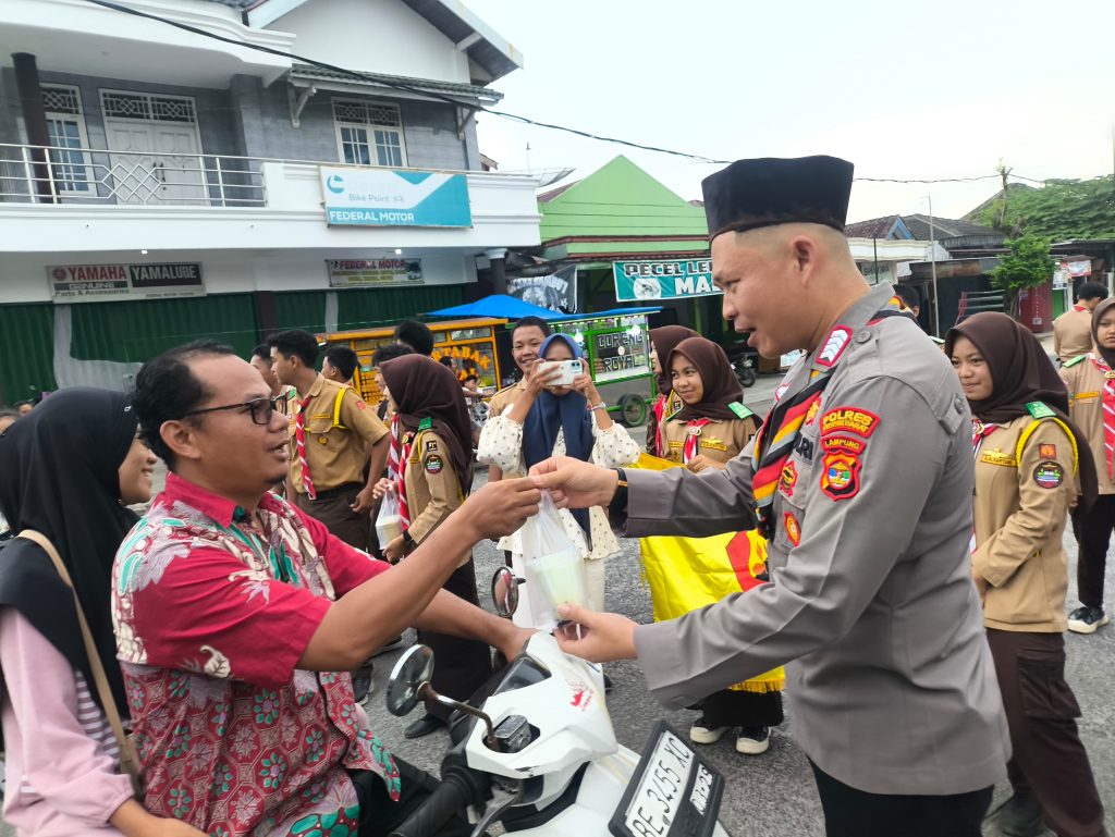 MENJELANG BUKA PUASA, SAT BINMAS POLRES PESISIR BARAT BERSAMA SAKA BHAYANGKARA BAGIKAN TAKJIL DI TUGU TUHUK