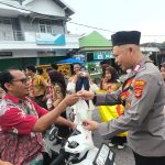 MENJELANG BUKA PUASA, SAT BINMAS POLRES PESISIR BARAT BERSAMA SAKA BHAYANGKARA BAGIKAN TAKJIL DI TUGU TUHUK