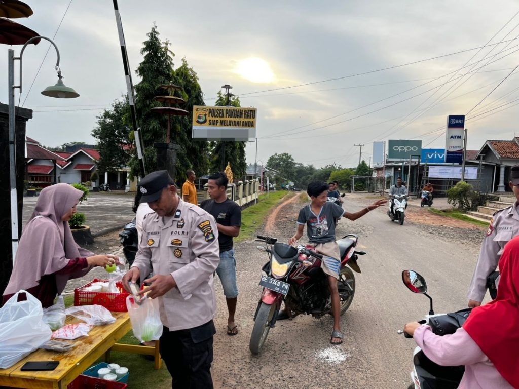 Polsek Pakuan Ratu Berbagi Takjil Jelang Buka Puasa di Depan Mako