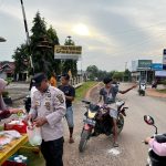 Polsek Pakuan Ratu Berbagi Takjil Jelang Buka Puasa di Depan Mako