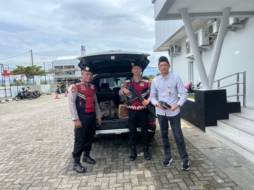 SAT SAMAPTA POLRES PESISIR BARAT LAKSANAKAN PENGAWALAN BANK LAMPUNG DI BULAN PUASA RAMADHAN