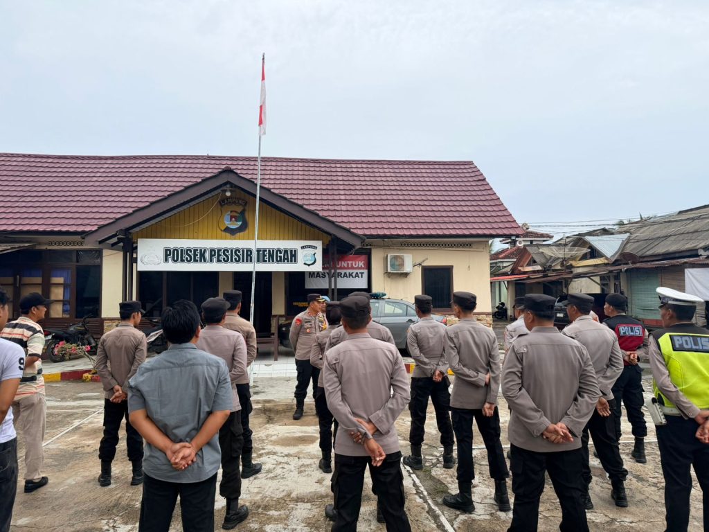 WAKAPOLRES PESISIR BARAT PIMPIN APEL PAGI PERSONIL POLSEK PESISIR TENGAH, BERI ARAHAN DAN SEMANGAT SAAT JALANKAN TUGAS DI BULAN RAMADHAN
