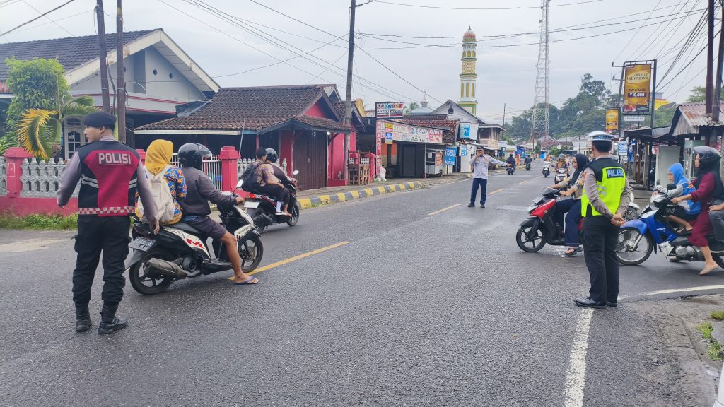 KOLABORASI SATLANTAS DAN SAT SAMAPTA POLRES PESISIR BARAT LAKSANAKAN PAM DAN GATUR LALIN DI BULAN RAMADHAN