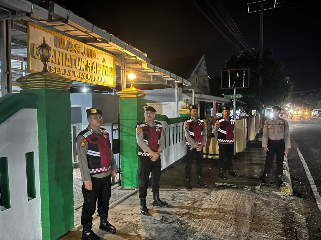 SAT SAMAPTA POLRES PESISIR BARAT BERIKAN PENGAMANAN IBADAH TARAWIH DI MASJID GHANIATUR RAHMAN