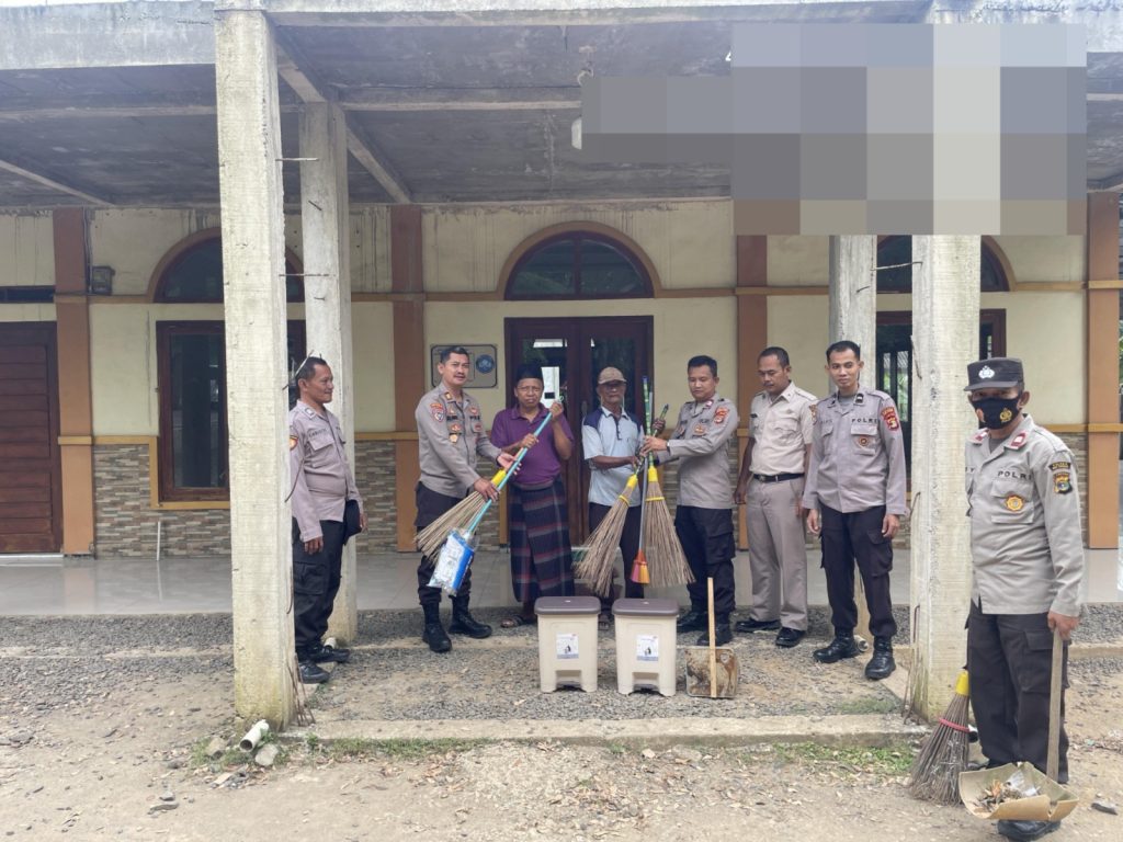 Semangat Ramadhan 1447 H, Satbinmas Polres Way Kanan Kurve Bersihkan Masjid di Sidoarjo