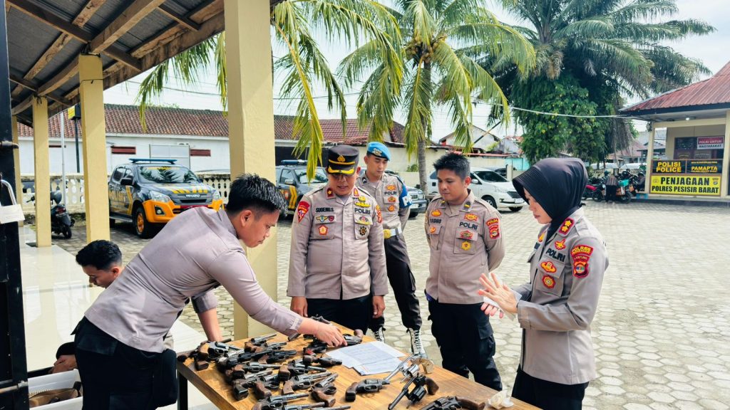 KAPOLRES PESISIR BARAT PIMPIN APEL PEMERIKSAAN PERSONEL PEMEGANG SENPI DINAS