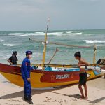 UNTUK MEMASTIKAN KEAMANAN SITUASI PERAIRAN, SAT POLAIR POLRES PESISIR BARAT LAKSANAKAN PATROLI DAN BERIKAN IMBAUAN KEPADA NELAYAN 