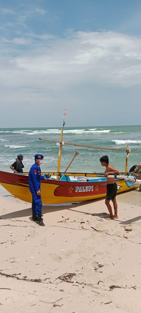 UNTUK MEMASTIKAN KEAMANAN SITUASI PERAIRAN, SAT POLAIR POLRES PESISIR BARAT LAKSANAKAN PATROLI DAN BERIKAN IMBAUAN KEPADA NELAYAN 