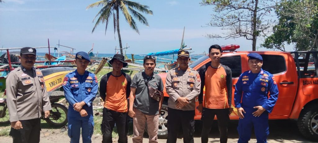 POLSEK PESISIR SELATAN BERSAMA TIM GABUNGAN LAKUKAN PENCARIAN KORBAN NELAYAN TENGGELAM DI PERAIRAN LAUT PELABUHAN AGUNG