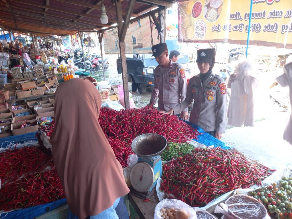 POLSEK PESISIR TENGAH MONITORING KETERSEDIAAN BAHAN POKOK DAN HARGA PASAR DI BULAN SUCI RAMADHAN 1447 H