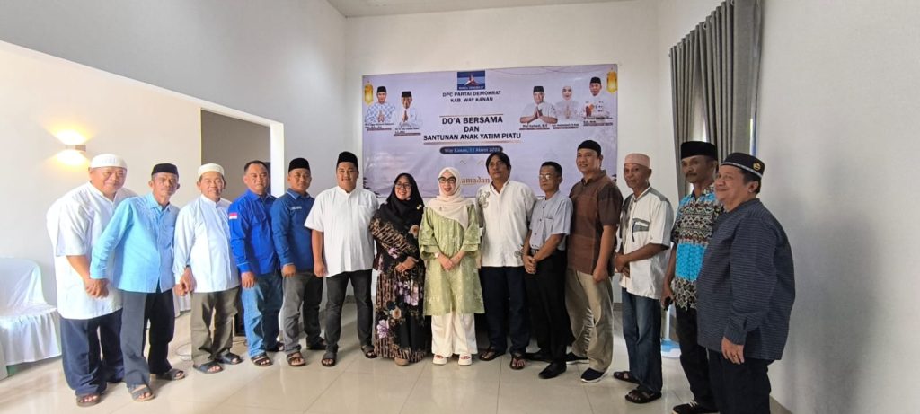 Ketua DPC Partai Demokrat Way Kanan Berbagi dengan Anak Yatim