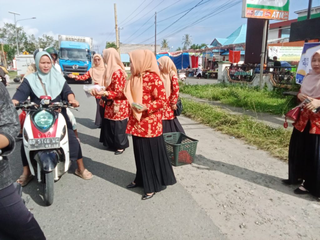 Berbagi Berkah Di Bulan Suci Kemenag Kaur Sapa Warga Bintuhan dengan Takjil Gratis