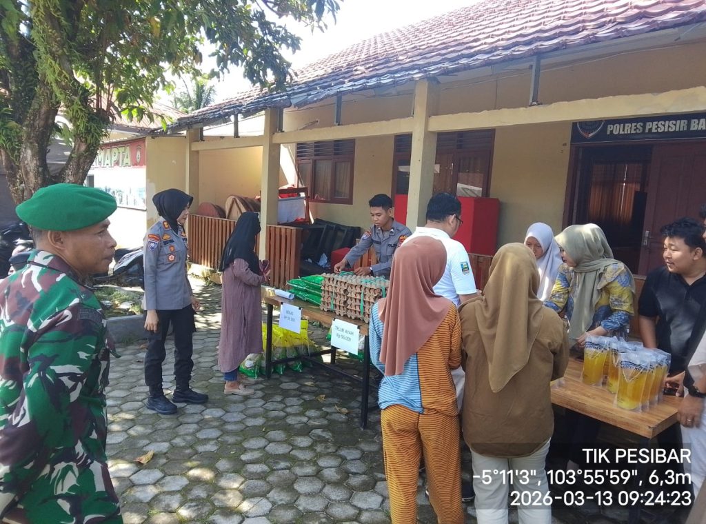 DUKUNG STABILITAS HARGA PANGAN, POLRES PESISIR BARAT GELAR BAZAR PASAR MURAH SECARA SERENTAK
