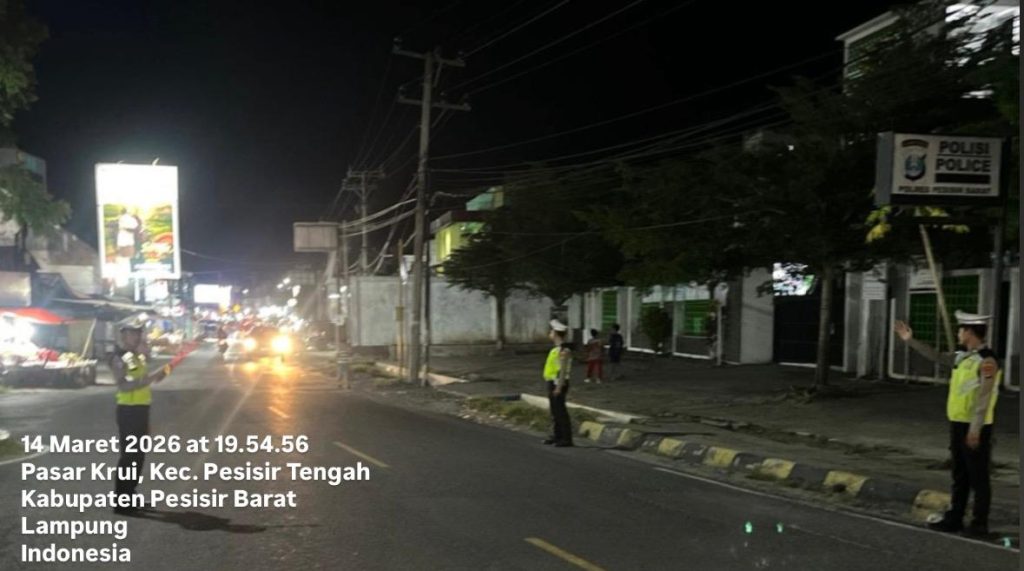 ANTISIPASI KEJAHATAN MALAM HARI, SAT LANTAS POLRES PESISIR BARAT LAKSANAKAN PATROLI BLUE LIGHT