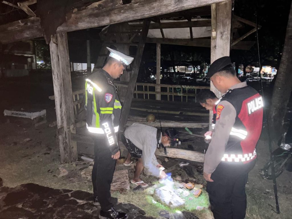 ANTISIPASI GANGGUAN KAMTIBMAS SAAT MALAM RAMADHAN, PLETON SIAGA POLRES PESISIR BARAT LAKSANAKAN PATROLI CIPTA KONDISI