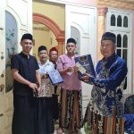 Hangatnya Kebersamaan Jelang Lebaran, Kades Tugusari  Akhmat Khoiri, S.H. Beserta Puteranya Berbagi Bingkisan untuk Perangkat Desa