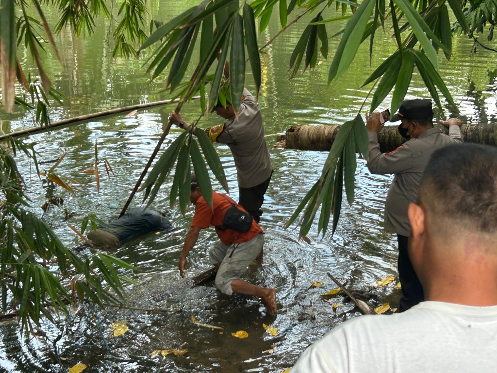 POLSEK PESISIR SELATAN POLRES PESISIR BARAT LAKUKAN EVAKUASI PENEMUAN MAYAT DI SUNGAI WAY MARANG