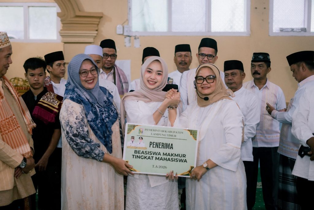 Generasi Muda Berprestasi, Bupati Ela Serahkan Beasiswa Juara KDI Intan Putri Lestari