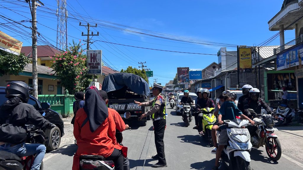 ARUS KENDARAAN PADAT, SAT LANTAS POLRES PESISIR BARAT LAKUKAN PENGALIHAN ARUS LALU LINTAS 