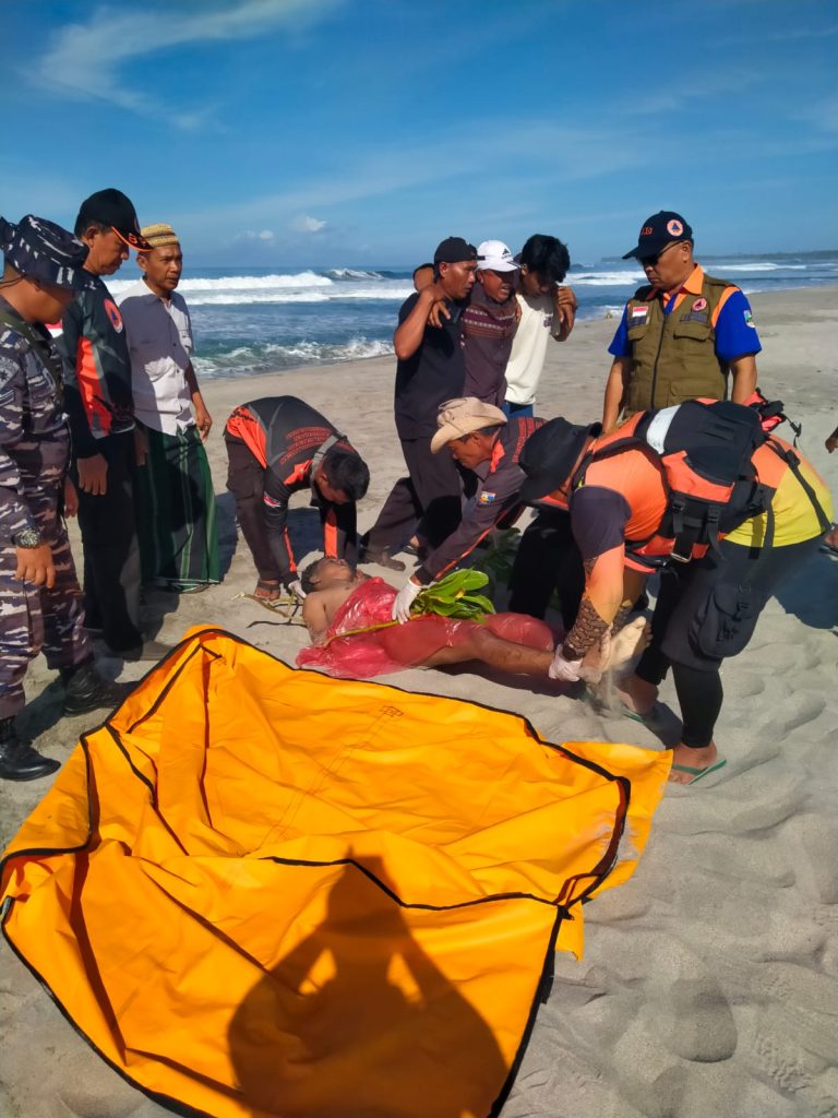 JENAZAH KORBAN TENGGELAM DI PANTAI MANDIRI DITEMUKAN DI PERAIRAN PANTAI WAY NAPAL KABUPATEN PESISIR BARAT