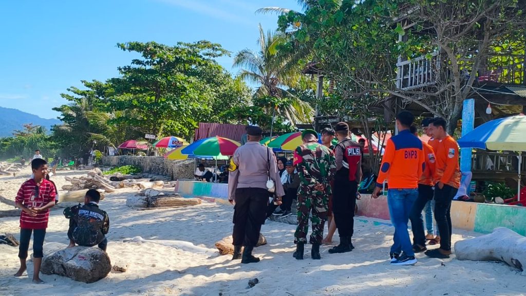 H+4 LEBARAN PANTAI LABUHAN JUKUNG MASIH DI PADATI WISATAWAN POLRES PESISIR BARAT BERIKAN HIMBAUAN KESELAMATAN 