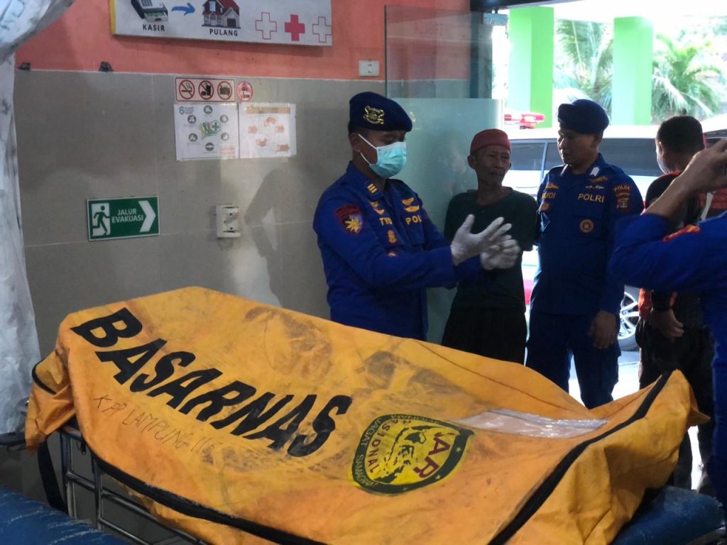 POLRES PESISIR BARAT BERSAMA TIM SAR GABUNGAN EVAKUASI KORBAN TENGGELAM DI PANTAI MANDIRI
