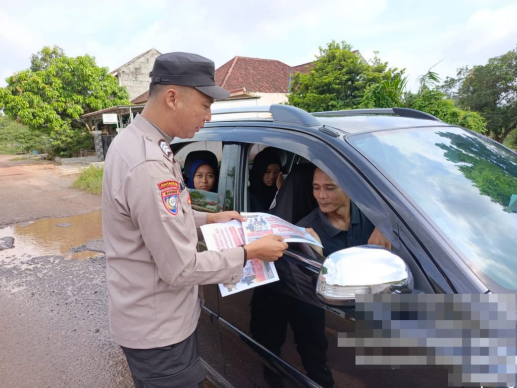 Jaring Animo Penerimaan Polri 2026, Polisi Bagikan Brosur Kepada Warga di Negeri Besar