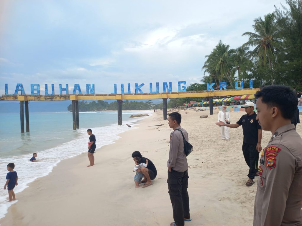 DEMI KEAMANAN WISATAWAN, POLSEK PESISIR TENGAH INTENSIFKAN MONITORING DI PANTAI LABUHAN JUKUNG