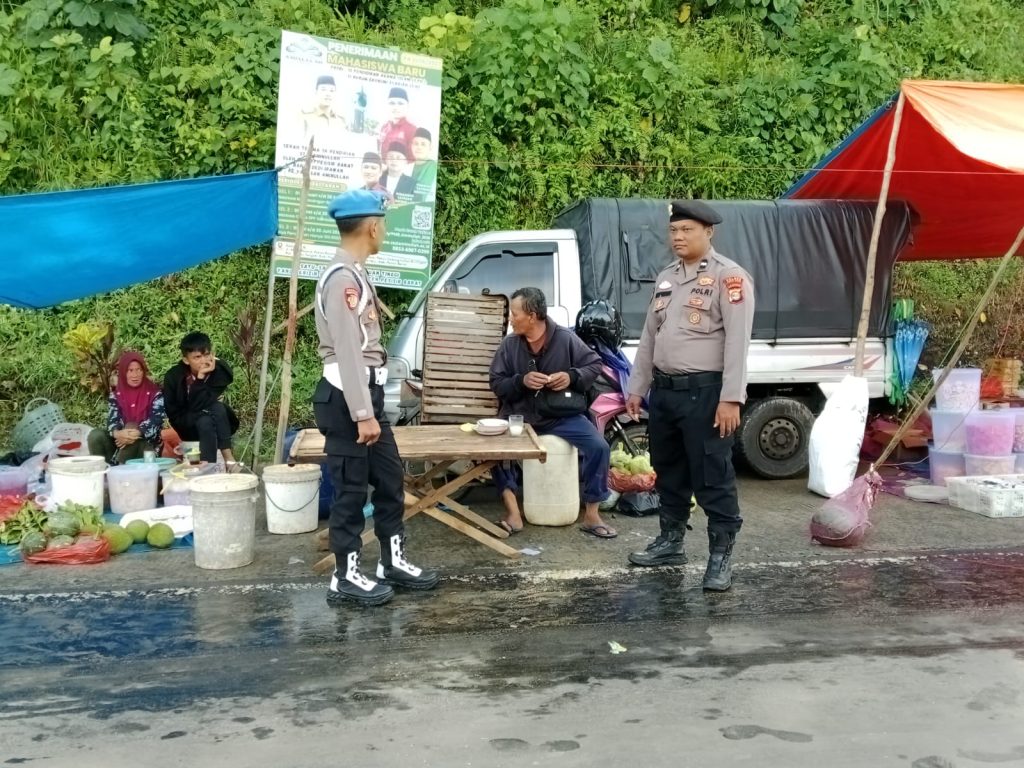 HADIR DI TENGAH MASYARAKAT, POLSEK PESISIR UTARA LAKUKAN PENGATURAN LALU LINTAS DI PASAR CEGAH KEMACETAN 